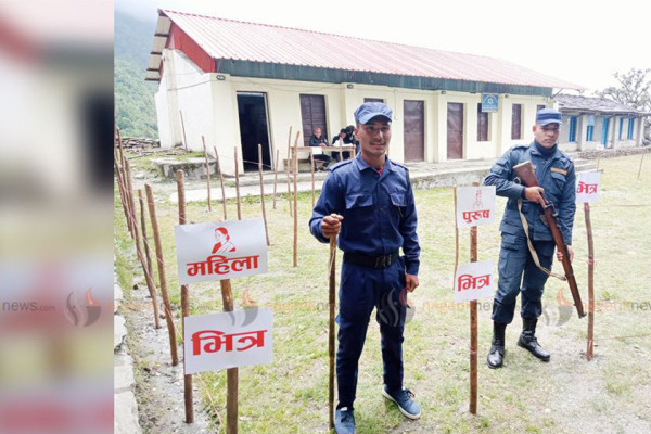 अधिकांश मतदानस्थल सार्वजनिक विद्यालय